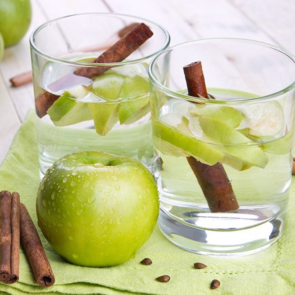 Nước detox giảm cân táo và quế 