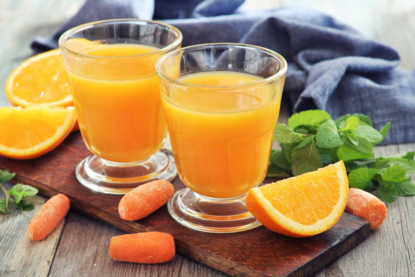 Người thiếu máu não nên bổ sung nhiều nước ép hoa quả giàu vitamin C.
